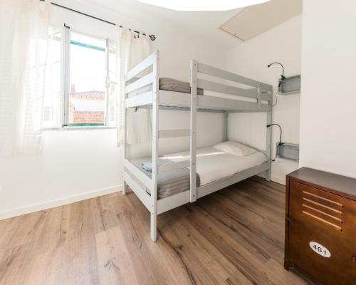 Postel nebo postele na pokoji v ubytování Almograve Beach Hostel