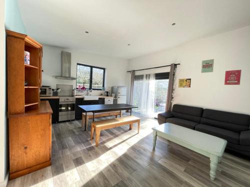 un salon avec un canapé et une table dans l'établissement Chalet Camélia Bayeux centre-ville, à Bayeux