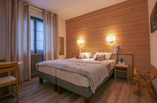 Кровать или кровати в номере Hôtel Aurélia