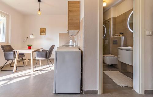 uma pequena cozinha e sala de jantar com um lavatório e um WC em Apartments Pimpinella em Premantura