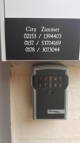 a digital clock on a wall with numbers on it at Cityzimmer in Nettetal