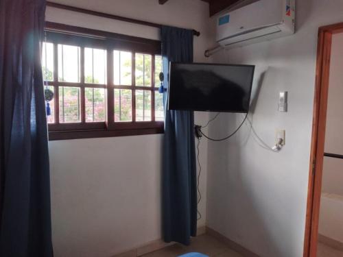 Cette chambre dispose d'une télévision à écran plat et d'une fenêtre. dans l'établissement Las Hortensias, à Junín