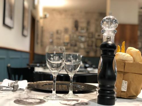 Gambolò的住宿－米蘭洛肯達餐廳​​酒店，桌子上摆放着两杯酒杯的桌子