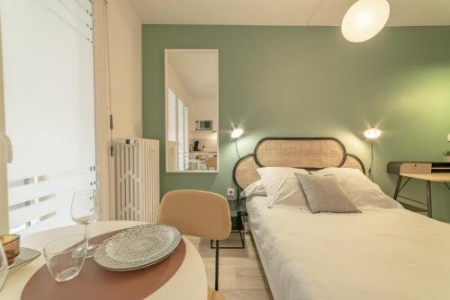 - une chambre avec un lit, une table et une chaise dans l'établissement apparthotel-gare-chambery, à Chambéry