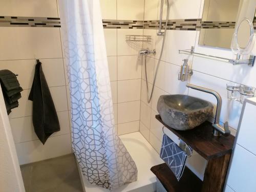 Bilik mandi di Room's chez BeNi