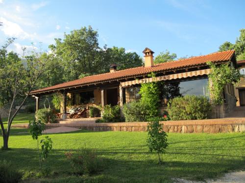 ein Haus mit einem Garten und einem Grasfeld in der Unterkunft Hotel Rural El Camino in Candeleda