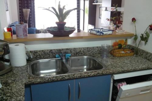 A kitchen or kitchenette at Bonito apartamento de 3 hab. con jardín