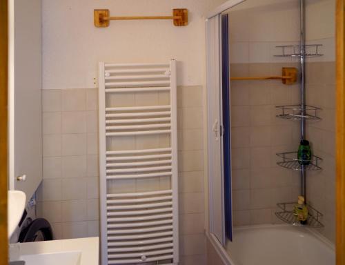A bathroom at Grand-Bo: joli appartement sur les pistes avec vue