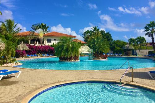 Het zwembad bij of vlak bij Tropical bungalow in Seru Coral Resort Curacao with beautiful gardens, privacy and large pool