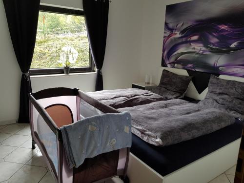 um quarto com uma cama e uma janela em Ferienwohnung Tinas Beauty em Neckarsteinach