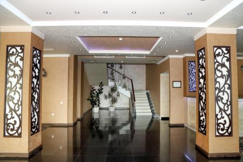 un pasillo con una escalera en un edificio en Baden-Baden Hotel, en Ereván