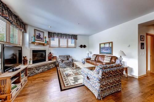 Μια τηλεόραση ή/και κέντρο ψυχαγωγίας στο Corral at Breckenridge Blue Jay Condo: Walk to Town / Lifts