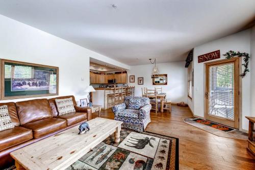 Χώρος καθιστικού στο Corral at Breckenridge Blue Jay Condo: Walk to Town / Lifts