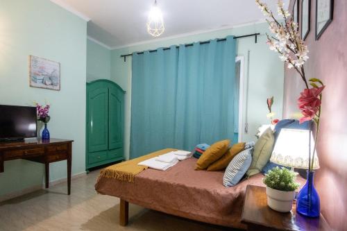 Ένα ή περισσότερα κρεβάτια σε δωμάτιο στο B&B Colorful Suite Yard