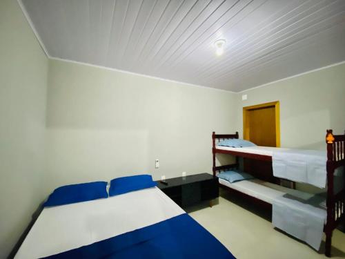 a bedroom with two bunk beds and a ceiling at Residencial Wall Paraíso in Itapema