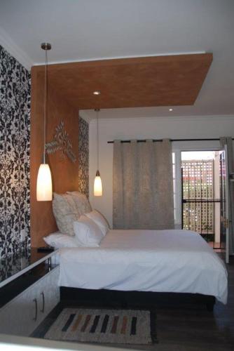Una cama o camas en una habitación de Knysna Inn