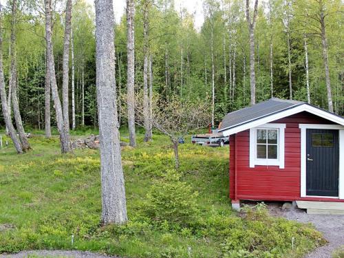 eine rote Hütte mitten im Wald in der Unterkunft 7 person holiday home in SKYLLBERG in Skyllberg