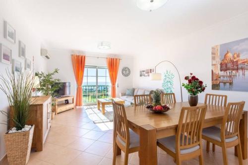 Χώρος καθιστικού στο Lovely 2 bedroom apartment including pool, stunning ocean views & beach closeby