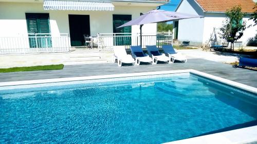 Bazén v ubytování Villa Endi,a gem near Sibenik nebo v jeho okolí