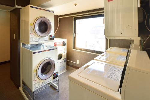a laundry room with a washer and dryer at Yokohama Heiwa Plaza Hotel in Yokohama