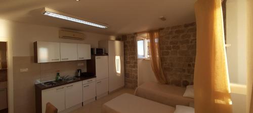 A kitchen or kitchenette at Apartments Beba- Apartment Lucica