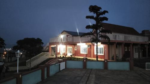 une maison éclairée la nuit dans l'établissement Pousada Morro dos Ventos, à São João del Rei