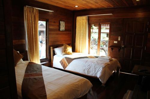 Postel nebo postele na pokoji v ubytování Burilamplai Resort บุรีลำปลาย รีสอร์ท