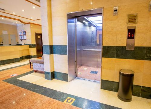 Yasmin Al Majd Hotel في مكة المكرمة: حمام فيه باب دوار في مبنى