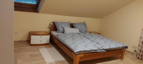 Un dormitorio con una cama con almohadas. en Ferienwohnung Trommblick - Natur Pur - Rimbach im Odenwald, en Rimbach