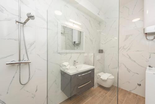 A bathroom at Villa Eni apartments 1