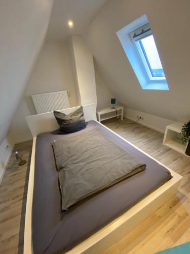 מיטה או מיטות בחדר ב-über den Dächern von Neheim