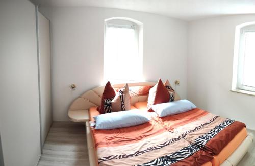 Ce lit se trouve dans un dortoir doté d'une fenêtre. dans l'établissement Ferienwohnung Berger, 
