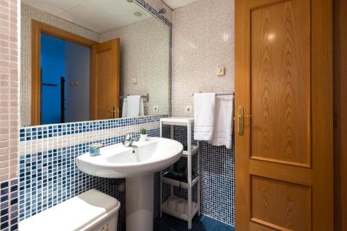 La salle de bains est pourvue d'un lavabo, de toilettes et d'un miroir. dans l'établissement Piso en c/ Casta Álvarez, à Saragosse