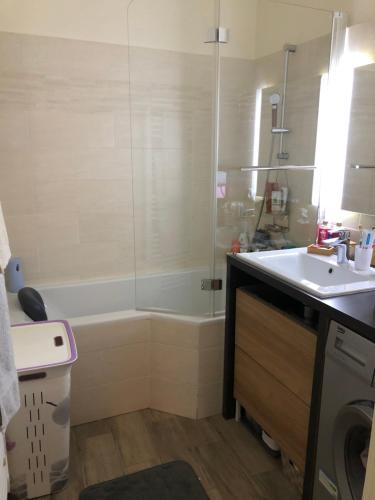 W łazience znajduje się wanna, umywalka i prysznic. w obiekcie Chambre privée Triel-sur-Seine w mieście Triel-sur-Seine