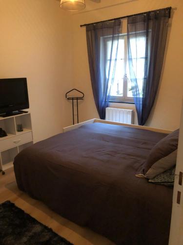 una camera da letto con un grande letto e una finestra di Chambre privée Triel-sur-Seine a Triel-sur-Seine
