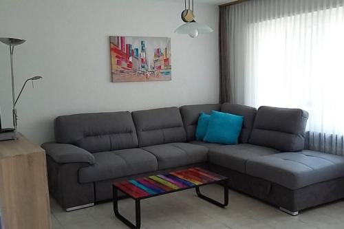 uma sala de estar com um sofá e uma mesa de centro em Salute 106 em Leukerbad