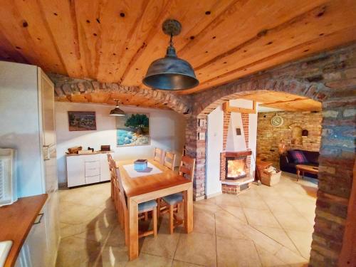 Η κουζίνα ή μικρή κουζίνα στο Peter's Pine Cottage