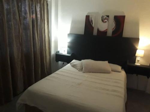 سرير أو أسرّة في غرفة في Greenhill Chalets Grootfontein