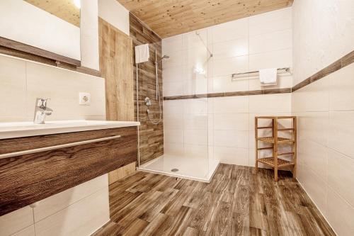 a bathroom with a sink and a shower at Chalets Hotter Ferienhaus mit E-Ladestation in Zell am Ziller