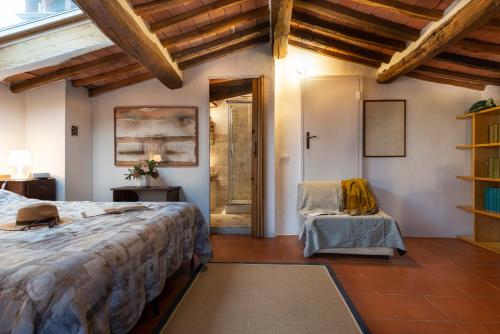 1 dormitorio principal con 1 cama grande y baño en Alloro, en Rigomagno