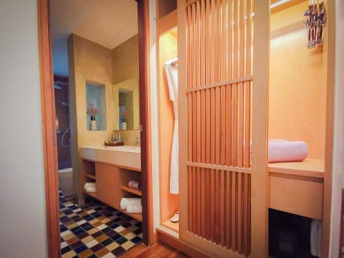Prana Resort Nandana في بانغراك بيتش: حمام مع مرحاض ومغسلة ومرآة