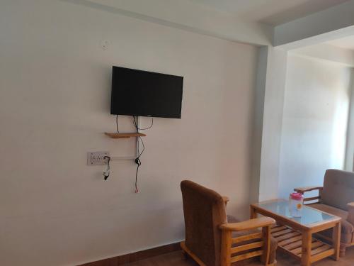 Hotel BHRIGUにあるテレビまたはエンターテインメントセンター