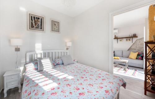 una camera bianca con letto e soggiorno di Izabela apartment with swimming pool a Babino Polje