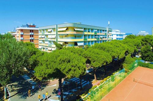 una vista aérea de un edificio con árboles y una pista de tenis en Grazioso Appartamento n 40 a Bibione a 100mt dal mare, en Bibione