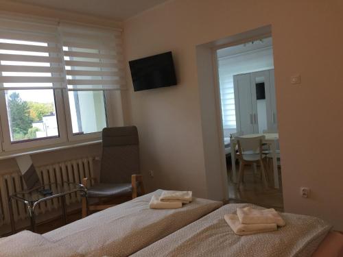 1 dormitorio con 2 camas, mesa y espejo en Apartamenty Przy Plaży Gdynia Orłowo en Gdynia