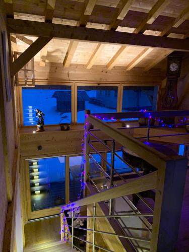 - une vue intérieure sur une chambre avec un escalier dans une maison dans l'établissement LE DARMA, à Sixt-Fer-à-Cheval