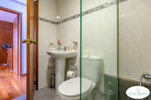 un baño con inodoro y lavabo en Condo Magnolia, en Funchal