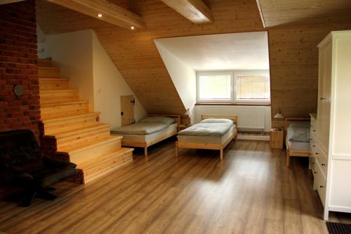 Zimmer im Dachgeschoss mit 2 Betten und einer Treppe in der Unterkunft Penzion Stará sokolovna in Šumperk
