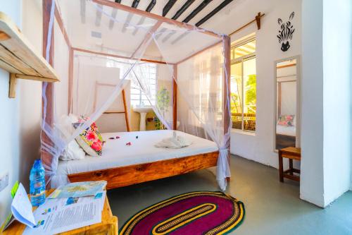 
سرير أو أسرّة في غرفة في The African Paradise Beach Hotel
