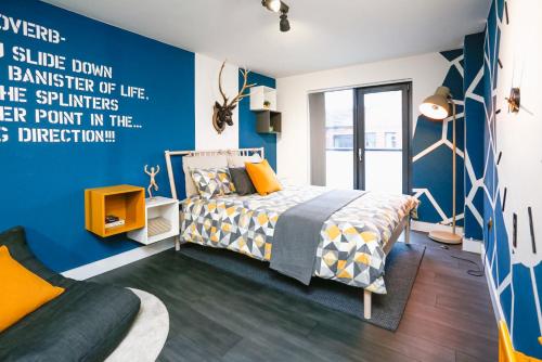une chambre avec un lit et un mur bleu dans l'établissement Funky City Apartment - Secure Parking - WiFi - Sleeps 6 - No Parties, à Belfast